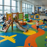 Aree gioco negli aeroporti: sicurezza e comfort con la gomma colata